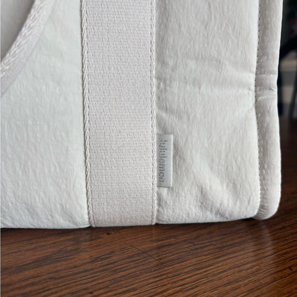 Lululemon Boxy Tote Bag 10L - Picture 4 of 10